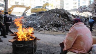 Enkaz başında umutla bekleyiş