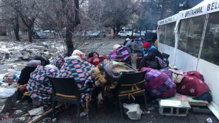 Enkaz bölgesinde ateş başında sabahladılar