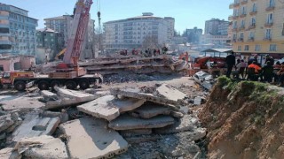 Enkaza dönen apartmanın 7 ayrı noktasında arama kurtarma çalışması yapılıyor