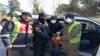 Enkazda buldukları altınları polise teslim ettiler