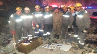 Enkazda buldukları para ve değerli eşyaları güvenlik güçlerine teslim ettiler