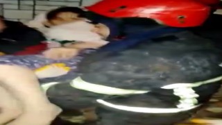 Enkazda mahsur kalan 2 kişi böyle kurtarıldı