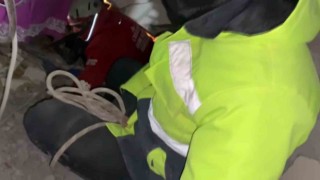 Enkazdaki yaşam koridorundan 4 kişinin kurtarılma anı kameraya yansıdı