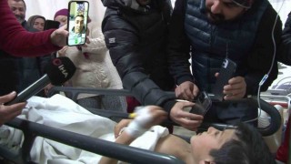 Enkazdan 156 saat sonra kurtulan 9 yaşındaki Semihin Muslera hayali gerçek oldu