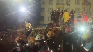 Enkazdan 69 saat sonra kurtarıldı, AFAD ekipleri sevinçten gözyaşı döktü