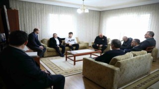 Enkazdan 72 saat sonra kurtarılan Yılmaza geçmiş olsun ziyareti