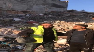Enkazdan bulduğu 500 bin TLlik altın dolu çantayı sahibine teslim etti