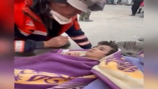 Enkazdan çıkan çocuktan duygulandıran istek