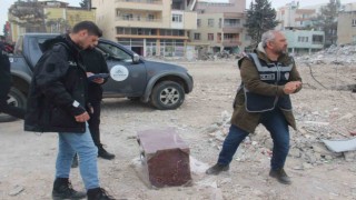 Enkazdan çıkan değerli eşyalar emniyete götürülüyor