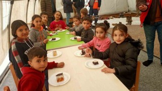 Enkazdan kurtarılan Eymenin doğum gününü Aile ve Sosyal Hizmetler Bakanlığı personeli kutladı