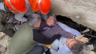 Enkazdan kurtarıldı, Yavrularım, çocuklarım diyerek sarılıp ekibi öptü
