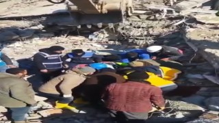 Enkazdan sağ çıkartılan 3 kardeşten biri hayatını kaybetti