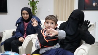 Enkazdan yaralı kurtulan depremzede çocuklar, Denizlide anneleriyle buluştu