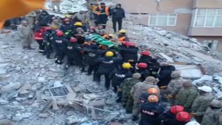 Erciş jandarma 86 saat sonra enkazdan 2 kardeşi sağ çıkardı