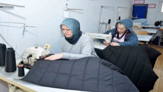Erenler Halk Eğitimi Merkezi, depremzedeleri uyku tulumlarıyla soğuktan koruyacak