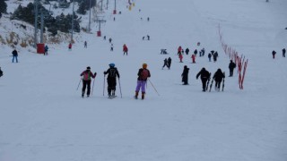 Erzincanda beklenen kar yağışının ardından kayak sezonu açıldı