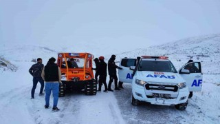 Erzincanda karda mahsur kalan 5 kişi kurtarıldı
