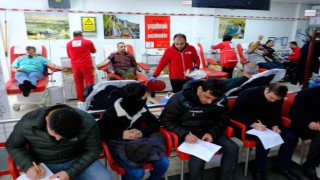 Erzincanda vatandaşlar kan merkezlerine akın etti