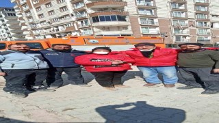 Erzurum Büyükşehirin ekibi Erakut enkazda bulduğu parayı sahibine teslim etti