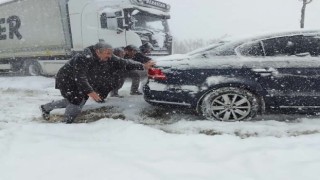 Erzurumda etkisini gösteren kar yağışı, araç şoförlerini zor durumda bıraktı