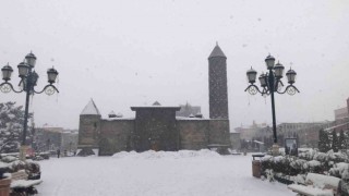 Erzurumda yoğun kar yağışı etkili oluyor