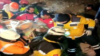 Eşi ve 3 çocuğunu kaybeden müdür enkazdan sağ çıkartıldı