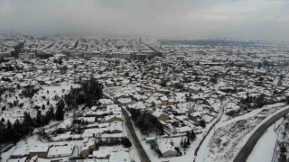 Eskişehirde masalsı manzaralar oluşturan kar, bazıları için çileye dönüştü