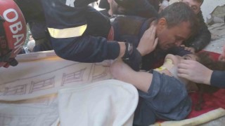 Eskişehirden giden arama kurtarma ekipleri Antakyada enkaz altından 2 kişiyi kurtardı