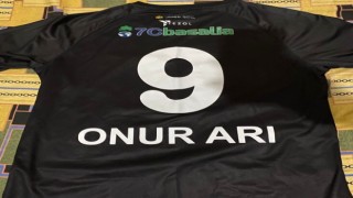 Eskişehirsporlu genç futbolcudan depremzedelere destek için imzalı forma