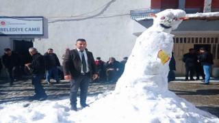 Esnaf kar yağışını eğlenceye dönüştürdü