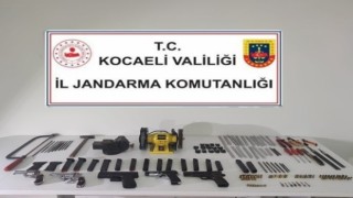 Evi cephaneye çevirmiş