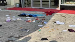 Evinde ne bulduysa dışarı attı