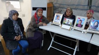 Evlat nöbetindeki anne kızına seslendi: Ölmeden seni görmek, allı duvaklı gelin etmek istiyorum