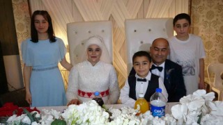 Evlendikten 20 yıl sonra, 3 çocuklarıyla düğün yaptılar