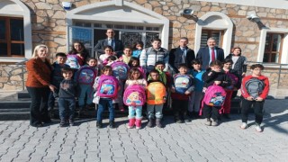 EYUDERden depremzede öğrencilere kırtasiye yardımı