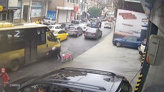 Eyüpsultanda dengesini kaybeden kadın minibüsün altında kalmaktan son anda kurtuldu