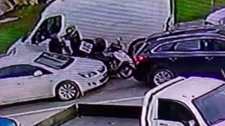 Eyüpsultanda ters yöne giren motosiklet sürücüsü kavga ettiği sürücüye kaskıyla saldırdı