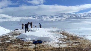 Faraşin Yaylasında yaşayan ailenin karla mücadelesi