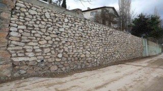 Fatih Mahallesindeki hasarlı istinat duvarını tamamen yenilendi