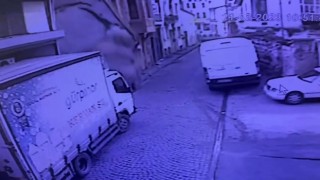 Fatihte metruk binanın çöktüğü anlar kameraya yansıdı