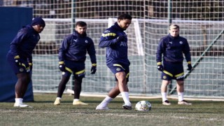 Fenerbahçe, çalışmalarını sürdürüyor
