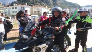 Fethiye emniyeti depremzede çocuklar için eğlence düzenledi