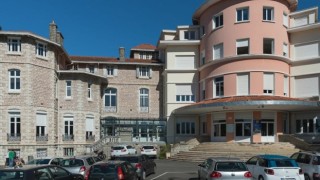 Fransada öğrencisinin bıçakladığı öğretmen öldü