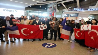 Fransız arama-kurtarma ekibi güllerle karşılandı