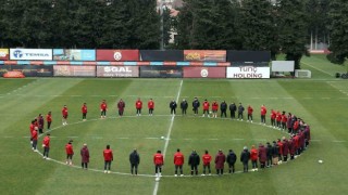 Galatasaraydan depremde hayatını kaybedenler için saygı duruşu