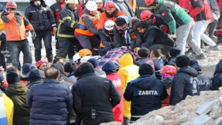 Gaziantepte 34 saat sonra enkaz altından 2 kız kardeş sağ çıkarıldı