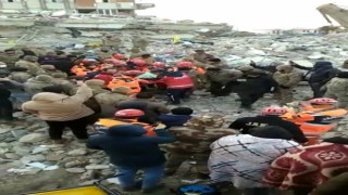 Gaziantepte bir kadın depremden 99 saat sonra enkazdan sağ olarak çıkartıldı