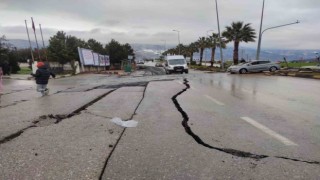 Gaziantepte deprem sonrası hastanesi bahçesi ve yoldaki asfalt böyle ayrıldı