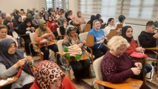 Gaziosmanpaşada onlarca kadın depremzedeler için kışlık kıyafet hazırlıyor