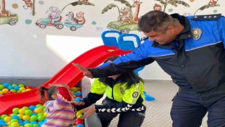 Gazipaşa polisi depremzede çocuklara moral oldu